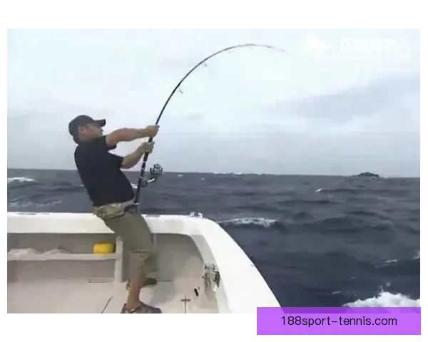 本西蒙斯转战钓鱼领域挑战极限成功晒出金枪鱼钓获喜悦